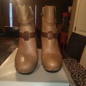 BCBG Women's Chic Tan Leather Ankle Boots, Size 9.5